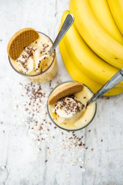 Muz Chia tohum muhallebi bisküvi o ile dekore edilmiş Üstten Görünüm