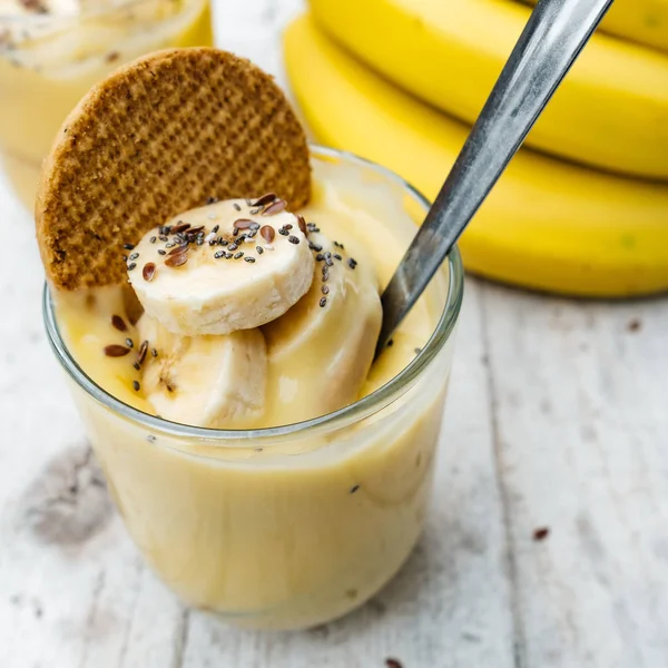 Postre de yogur de chía en capas con plátano en tarro sobre madera blanca b — Foto de Stock