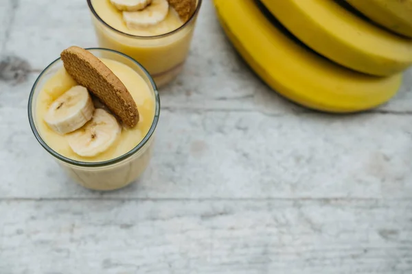 Ovanifrån av banan pudding med cookies på vitt trä ombord fo — Stockfoto