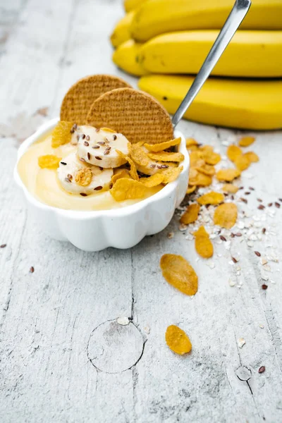 Perfecte Chia Pudding met banaan, koekjes en cornflakes op whi — Stockfoto