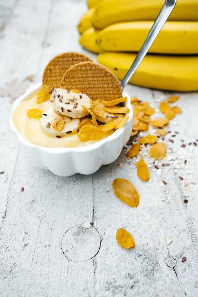 Dokonalé Chia pudink s banány, soubory cookie a Kukuřičné vločky na whi — Stock fotografie