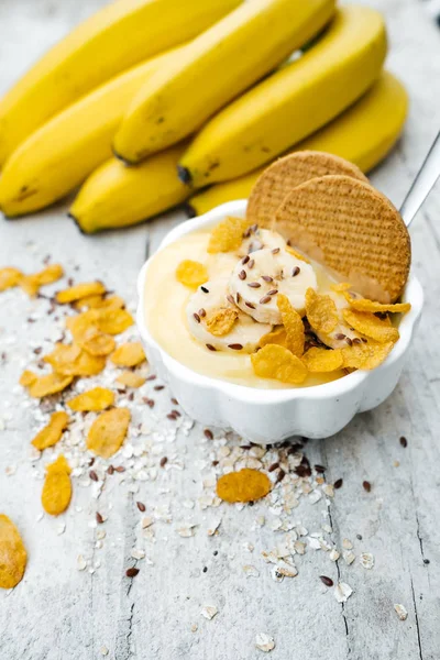 Romige Chia Pudding met banaan, koekjes en cornflakes op whit — Stockfoto