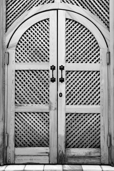 Fotografía en blanco y negro. Puerta de madera blanca vieja . — Foto de Stock