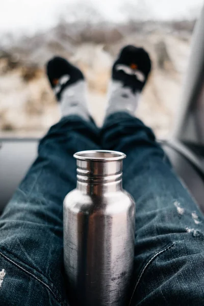 Photo verticale des pieds de femme en chaussettes et jeans mignons sur le tableau de bord de la voiture — Photo