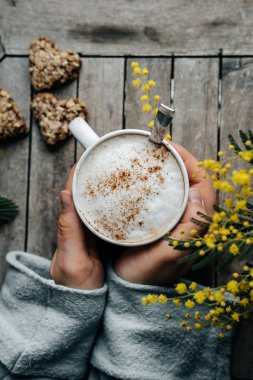 Tarçın ile kalp s beyaz kupa kahveyle bayanlar yardım