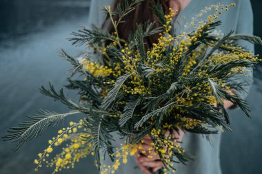 Denize yakın akşamları womans Mimoza buket eller