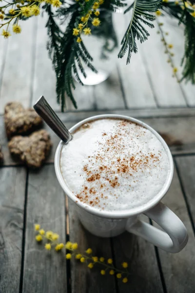 Cappuccino com canela em caneca branca com cookies de forma de coração — Fotografia de Stock