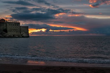 Karadağ, St. Stefan Adası'nda günbatımı