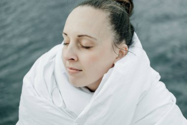 Beyaz battaniye kalan t yakınındaki bir iskelede dayak kapalı gözler kadın