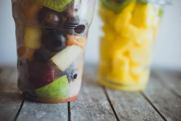 Kleurrijke natuurlijke fruitsalade: kiwi, appel, ananas, mandarijnen — Stockfoto