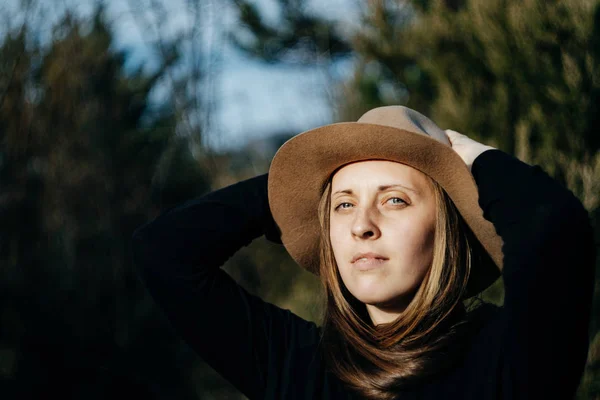 Shanti Joven mujer hipster en sombrero con estilo en el día de primavera en la parte delantera — Foto de Stock