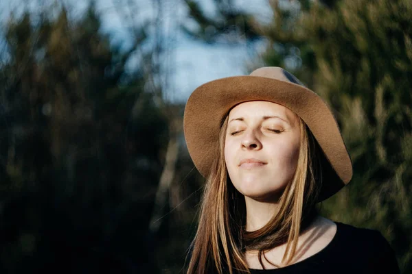 Olhos fechados Jovem mulher hipster em chapéu elegante no dia de primavera em — Fotografia de Stock