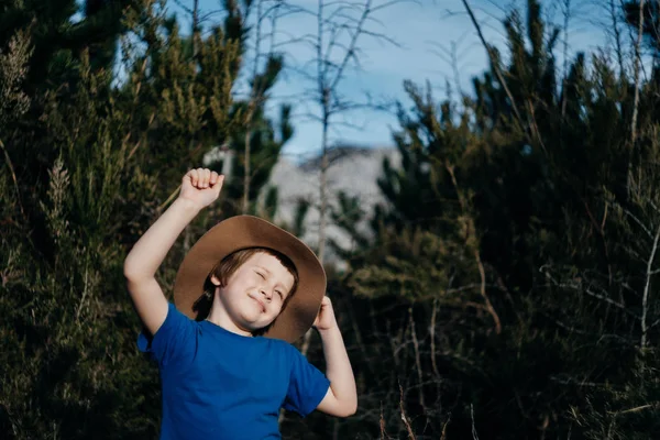 Счастливый мальчик Смолинг под открытым небом в летнем лесу. 6 лет ребенок в ч — стоковое фото