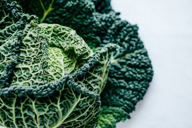 Beyaz arka plan üzerinde taze yeşil Kale en kullanışlı sebze