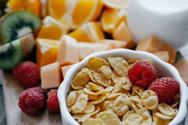 Nahaufnahme frische, in Scheiben geschnittene Früchte: Himbeere, Kiwi, Melone, Orangen und — Stockfoto