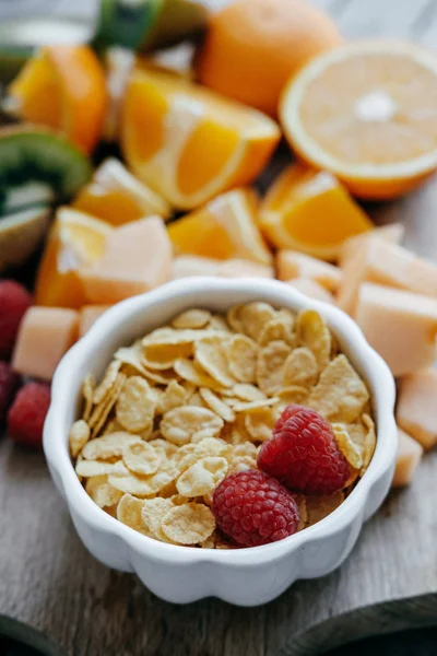 Blick von oben auf frisch geschnittenes Obst: Himbeere, Kiwi, Melone, Orangen — Stockfoto