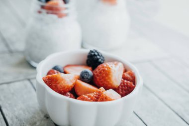 Taze meyve bir kase: çilek, yaban mersini ve blackberri