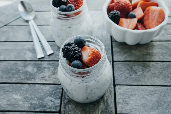Pudink s chia semena, jogurtu a čerstvého ovoce: jahody, — Stock fotografie