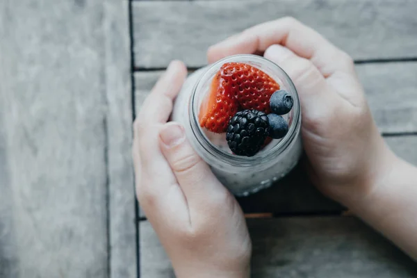 Çocuk elleriyle pudingle chia tohum, yoğurt ve taze meyve: — Stok fotoğraf