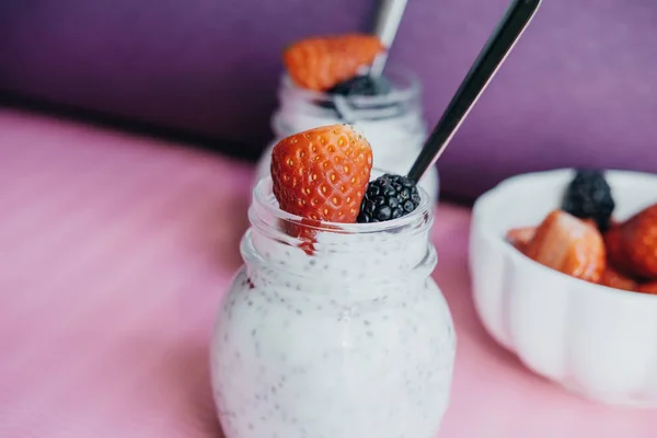 Pudim caseiro com sementes de chia, iogurte e bagas frescas: Stra — Fotografia de Stock