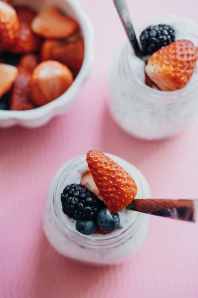 Vista dall'alto del budino con semi di chia, yogurt e bacche fresche: S — Foto Stock