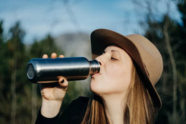 Ηρεμώντας hipster νεαρή γυναίκα στο κομψό καπέλο στην άνοιξη ημέρα για — Φωτογραφία Αρχείου