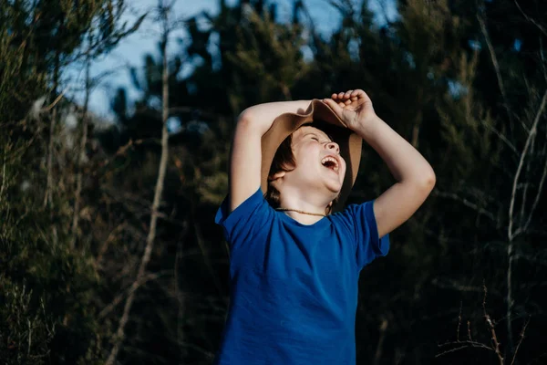 Mãos erguidas para cima Rapaz sorridente ao ar livre na floresta de verão. 6 anos de idade — Fotografia de Stock