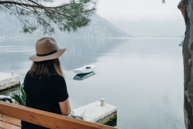 Uzay kopyalayın. Seyahat kadın şapkalı bir görünüm Bay Mo sahiptir.