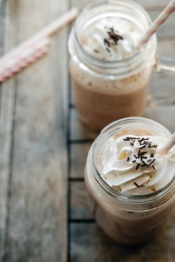 Retro Cam Kavanoz (Mason kavanoza), pembe stra sütlü kakao içki