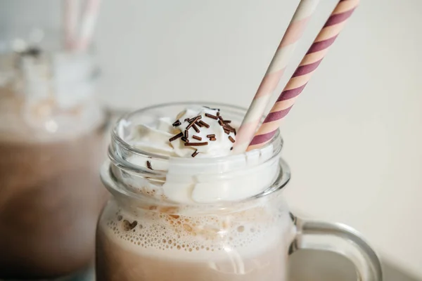 Närbild choklad smoothie (milkshake) i retro glasburk (Maso — Stockfoto