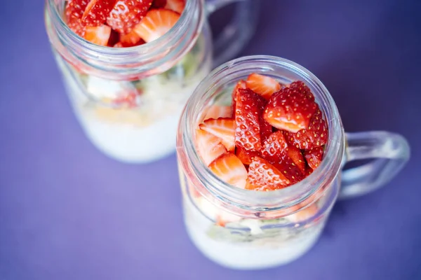 Pudding aux graines de chia avec fraise, kiwi, orange servi — Photo