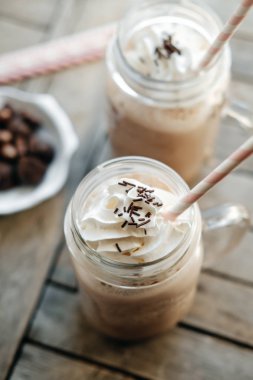 Kahve içecek süt retro Cam Kavanoz (Mason kavanoza), pembe ile buz