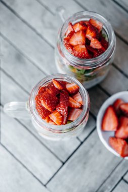 Doğal organik kahvaltı ile chia puding, çilek, kivi, 