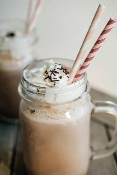 Jeges kávé ital tej-retro üvegedénybe (befőttesüvegbe), rózsaszín — Stock Fotó