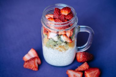 Sağlıklı snack Chia tohum pudingi çilek, kivi, portakal se ile