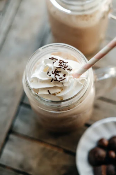 Bebida de batido de café con leche en tarro de vidrio retro (tarro Mason), pi —  Fotos de Stock