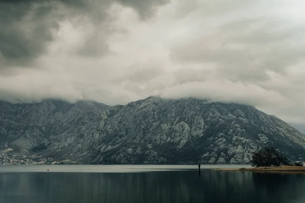 Самотня рибалки похмура погода і магії видом на затоку Котор — стокове фото