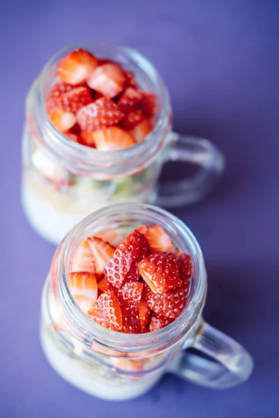 Pouding aux graines de chia aux fraises, kiwi, orange servi dans un Maso — Photo