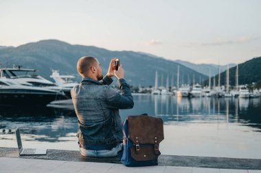Fotoğraf çekme ve kıyıya yakın yerde dizüstü bilgisayarda çalıştığı serbest meslek 