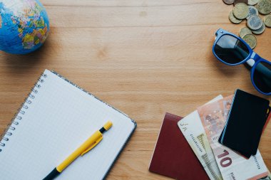 Düz yatıyordu seyahat konsepti ile sikkeler, kartları, güneş gözlüğü, mobil ph