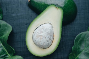 Taze avokado bir kara tahta üzerinde kesmek