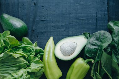 Ana sayfa görünümü taze yeşil sebze kara tahta arka plan: Sp