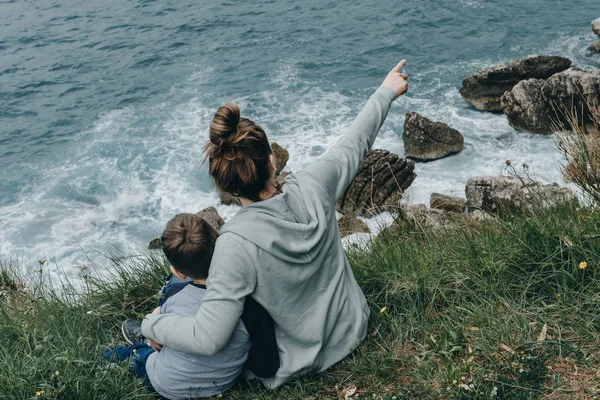 Happy samen. Moeder en haar zoon aan de orde gesteld hun handen omhoog si — Stockfoto