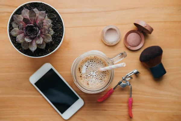 Ochtend routine achtergrond met telefoon, rouge, schaduwen, huis pla — Stockfoto