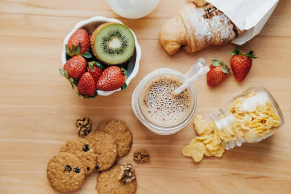 Солодкий сніданок з кавою, молоком, кукурудзяними пластівцями, печивом, кроіссою — стокове фото