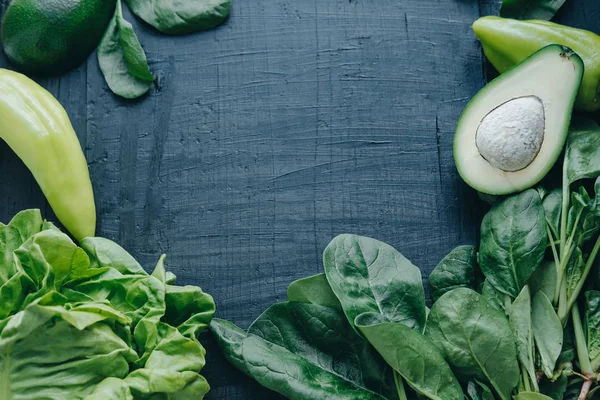 Espacio vacío de verduras verdes frescas sobre fondo de pizarra negra : — Foto de Stock