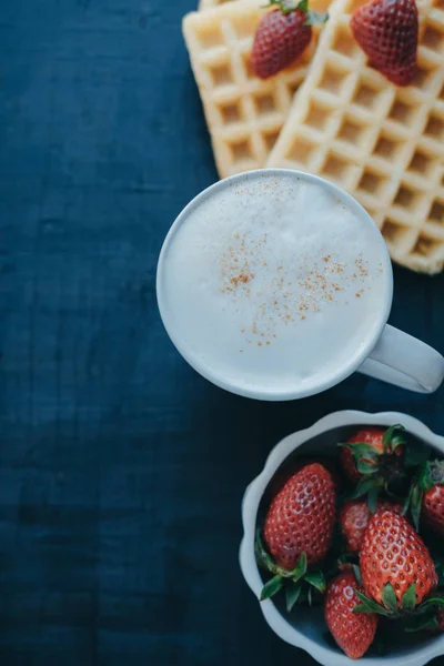 Foto vertical. waffles belgas, morangos e café em whit — Fotografia de Stock