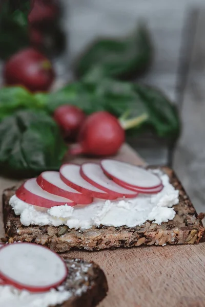 Dieet brood met kwark, radijs en basilicum op rustieke hout — Stockfoto