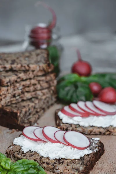 Fitness-Brot mit Quark, Radieschen und Basilikum auf rustikalem — Stockfoto