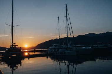 Deniz Yat gün batımında, Karadağ ile defne